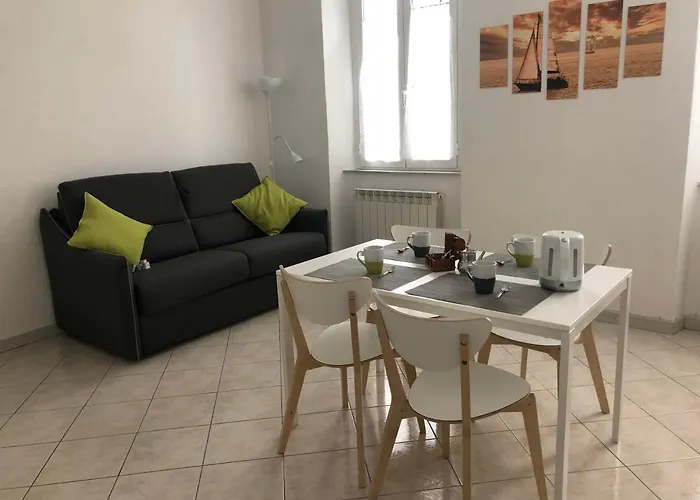 Due Ale - Nuova Casa Di Corte A * Trieste